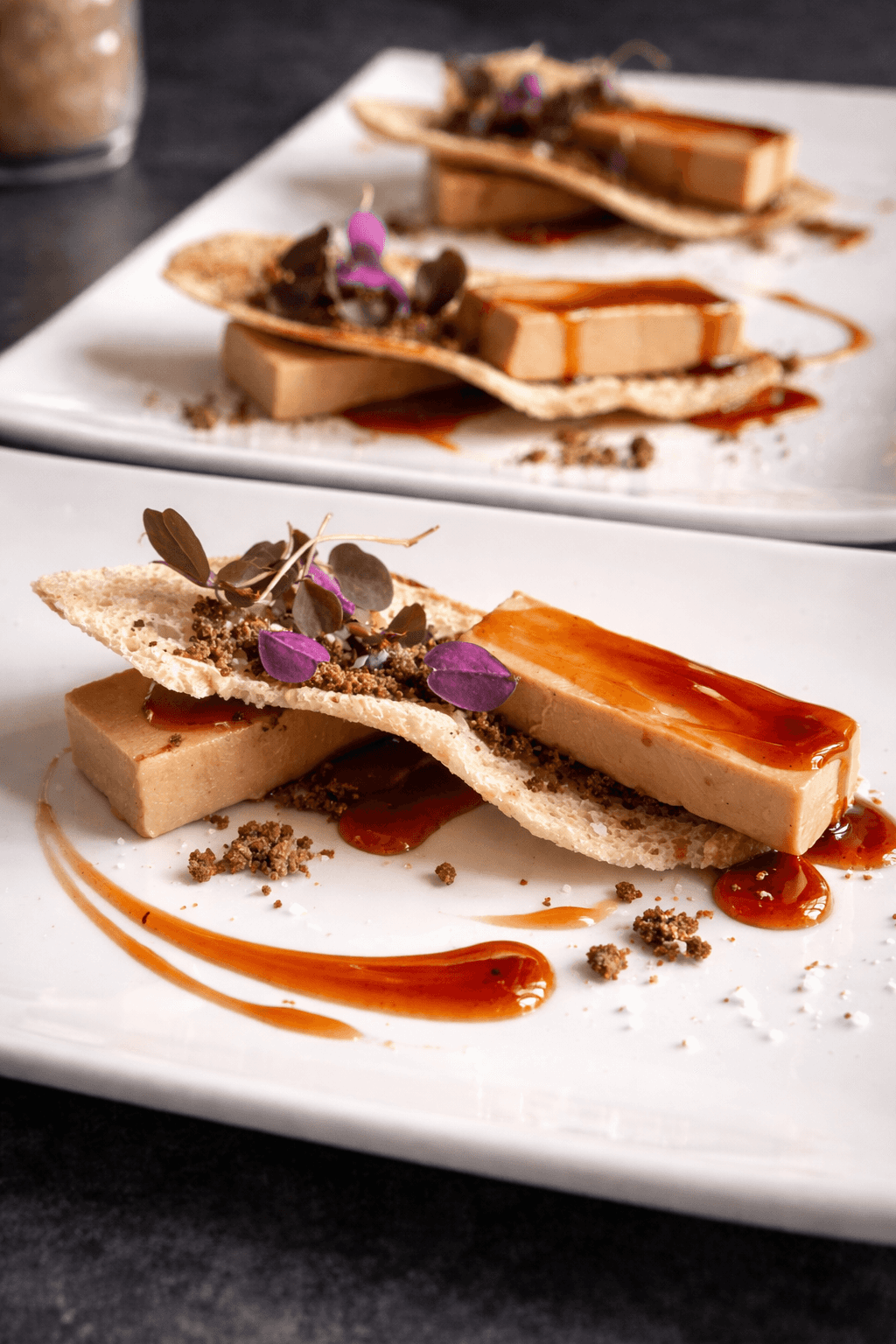 Foie gras con crumble, reducción de caramelo y microgreens — alta cocina por Santi Palacio