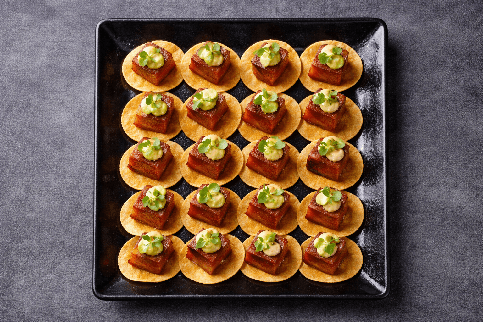 Atún sellado con mayonesa de aguacate y microgreens sobre tostada