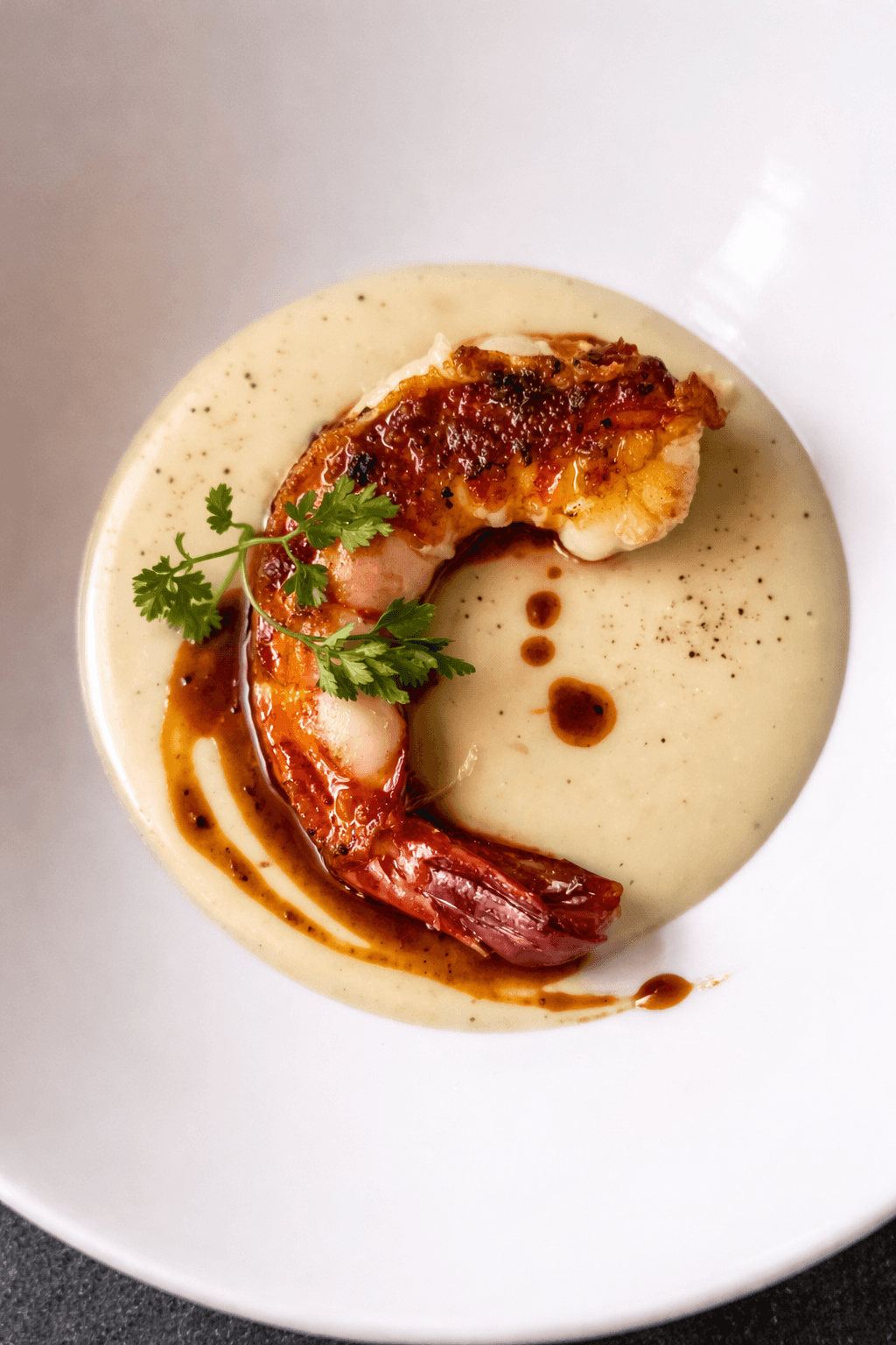 Camarón dorado en salsa de queso con reducción de chipotle