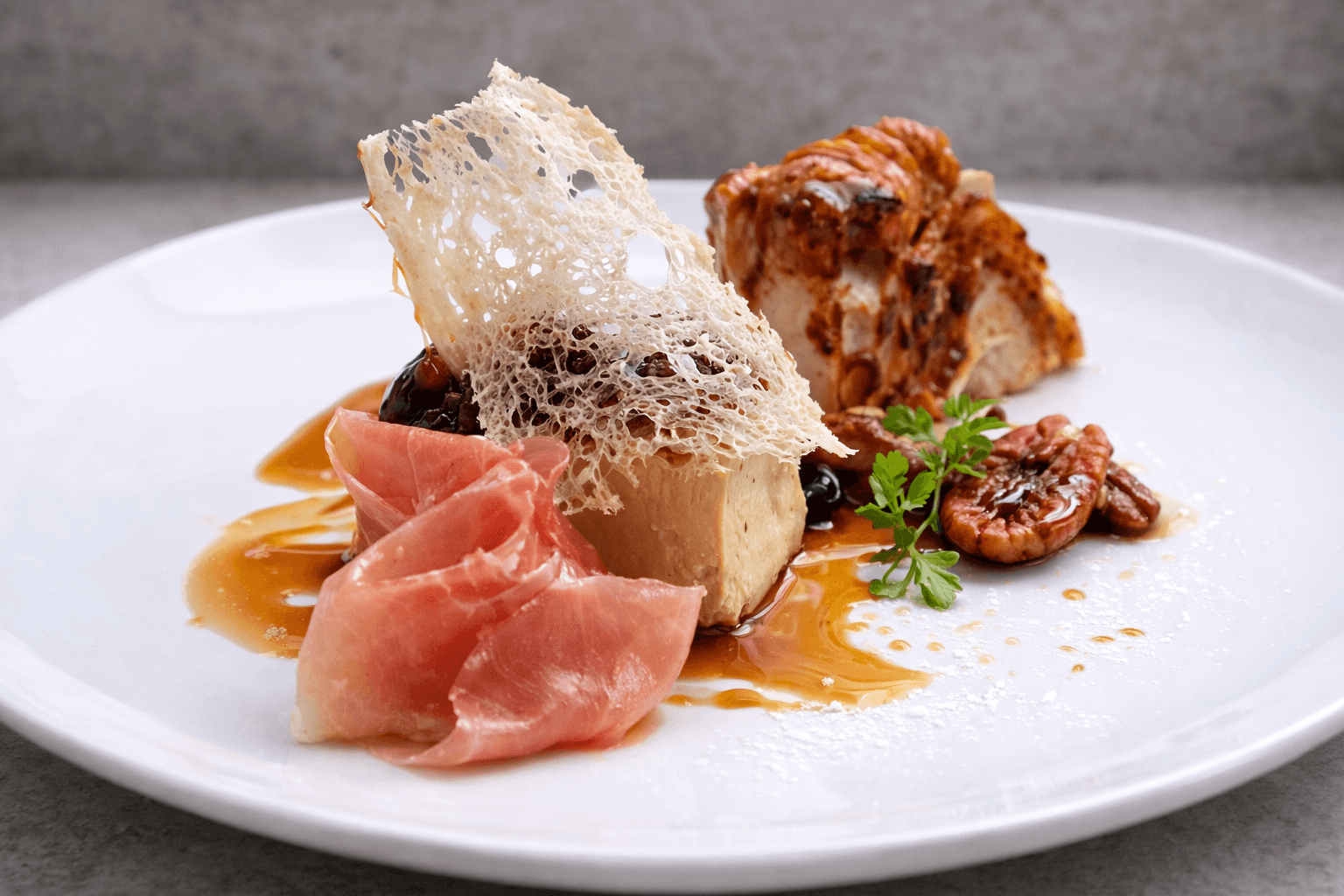 Foie gras con prosciutto, nuez caramelizada y reducción de caramelo