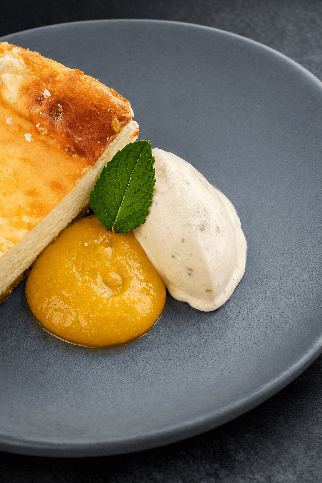 Tarta de queso artesanal con coulis de mango y helado — postre de autor por SP Catering