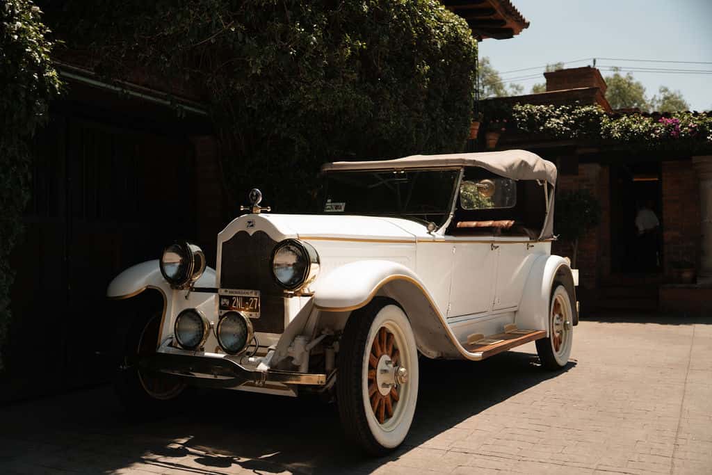 Auto antiguo frente a la fachada de la hacienda