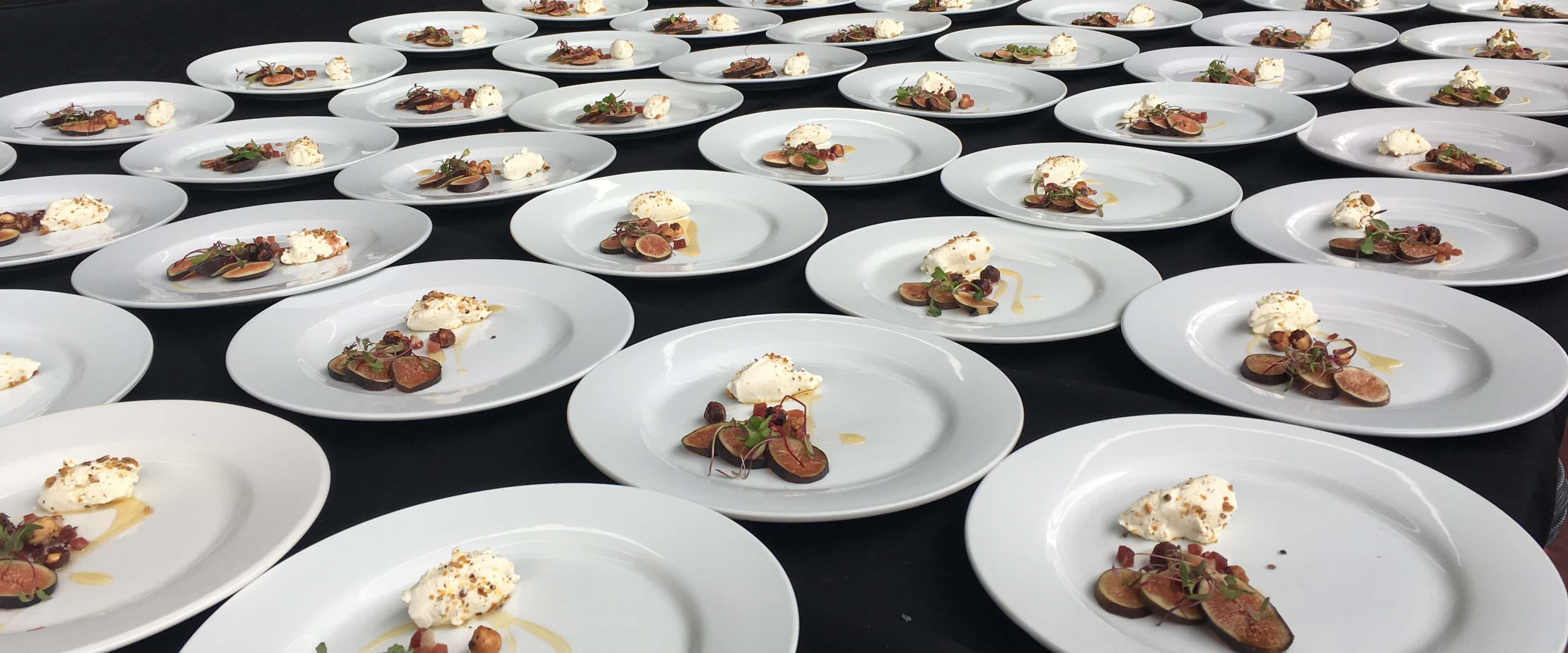 Decenas de platos servidos listos para un evento corporativo